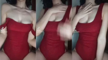 Uma solteirinha ousada apareceu na internet sem roupa, ansiosa por uma boa pegada