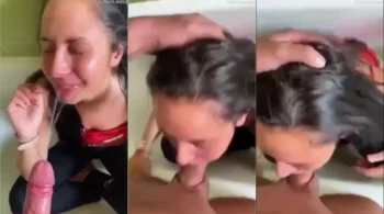 Dando uma satisfação bem ousada na boca da namorada safada
