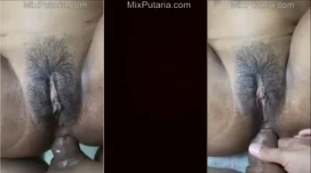 Homem maduro saboreando a delicadeza da funcionária e se divertindo com tudo que ela tem