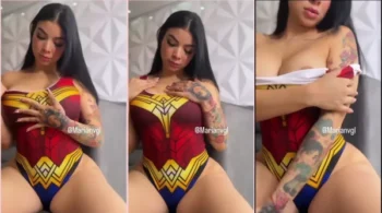 Marian Gomez, irresistível, se mostrando toda vestida de super-herói