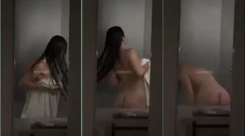 Letícia Vargas seminua mostrando a sua beleza, com o corpo sexy e irresistível logo após o banho