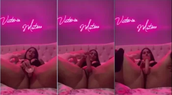 Victoria Matosa fazendo um pornô onde se diverte muito com um brinquedo na xoxota e chegando ao ápice do prazer