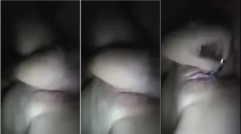 Menininha deliciosa se divertindo com um vibrador