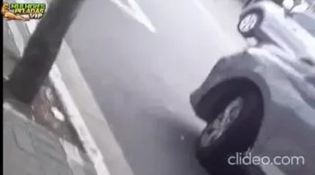 Duas garotas lindas de shorts cheios de charme entrando e fazendo aquele clima no Uber