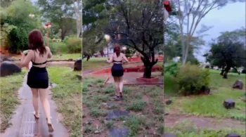 Cibelly Ferreira, no parque, decidiu tirar a blusa e exibir as teta