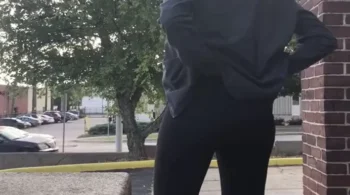 Jovem exibindo brinquedo no bundão em público