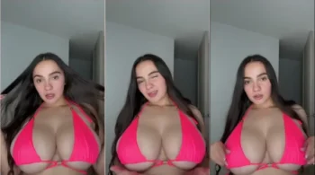A gata Laura Martinez Ruiz tá causando com seus peitão enormes!