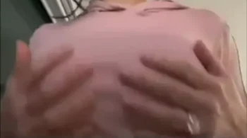 Angie Varona, com seus peitões, dançando sensual na esteira