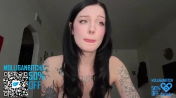 Evelyn, a trans com uma tatuagem bem ousada e cheia de charme!