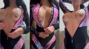 Pretty in Pink: prazer ardente com a morena cheia de curvas!