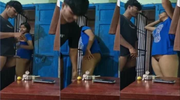 Vazada na internet mostrando sua bucetinha em pé