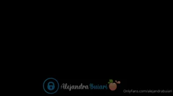 Vídeo quente da Alejandra Buiari na cama sem roupa com as amigas