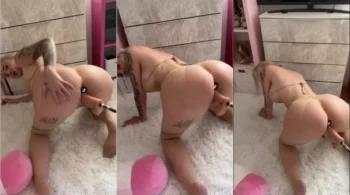 Celine Centino se deliciando e se tocando até explodir de prazer
