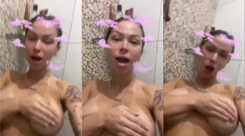 Mc Pipokinha, cheia de atitude e vontade, soltando umas provocações safadas