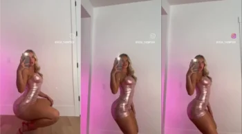 Nesse vídeo, a Vega Thompson está se exibindo de um jeitinho provocante na frente do espelho