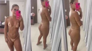 Rolou uma imagem da Bruna Carlos nua na frente do espelho