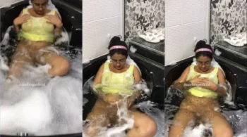 A Anne Braga, toda ousada, se mostra no chuveiro