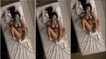 Cavala Maromba pelada na cama exibindo a intimidade com um vibrador dentro