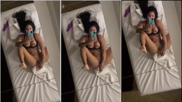 Cavala Maromba pelada na cama exibindo a intimidade com um vibrador dentro