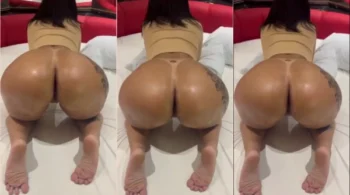 Novinhos com uma bunda bem empinada, morena e cheia de tesão de quatro!