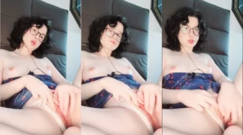 A Luna puxou a calcinha para o lado enquanto se masturbava deliciosamente