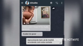 Afrodite, a esposa sensual, aparece em vídeos se divertindo na cama