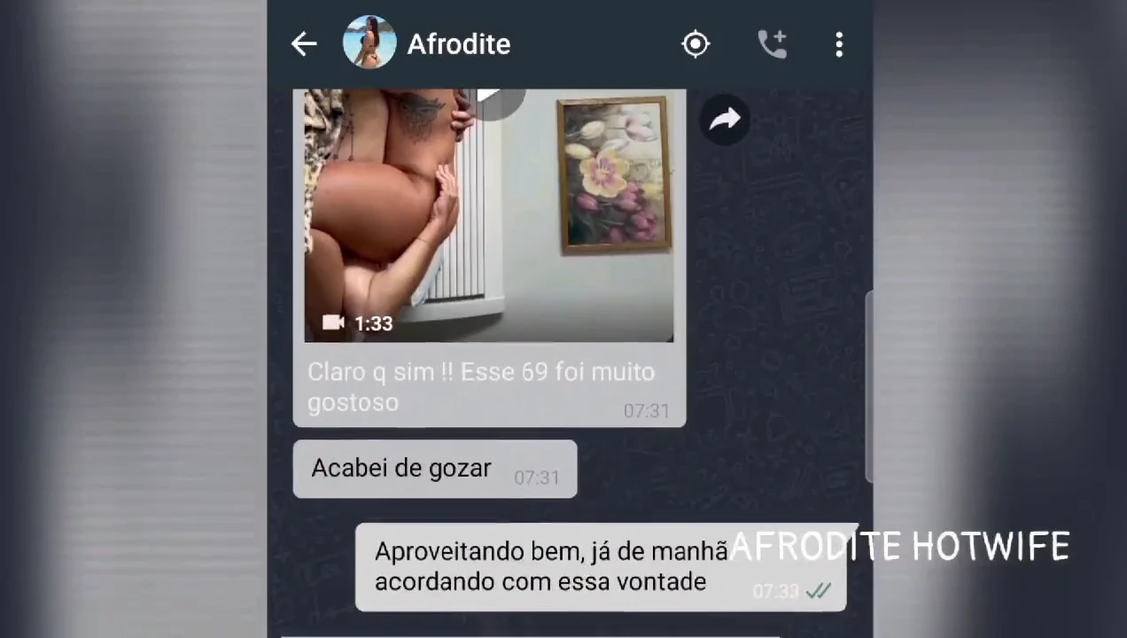 Afrodite, a esposa sensual, aparece em vídeos se divertindo na cama