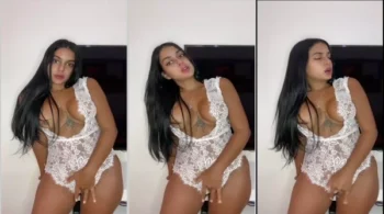 Dubraska de calcinha branca se acariciando