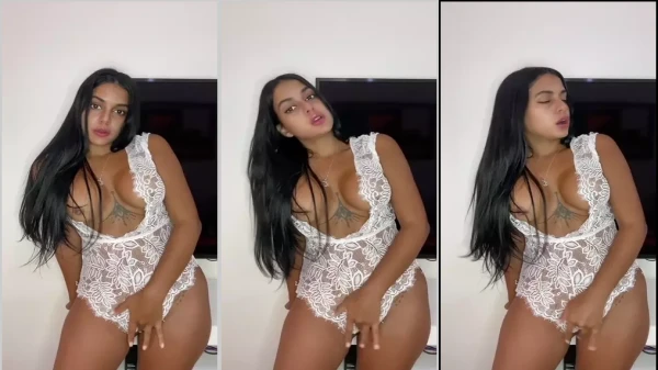 Dubraska de calcinha branca se acariciando