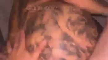 Giovanna Genesini, a gata tatuada que arrasa na melhor noite de pegada quente!