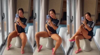 Renata Matos mostrando seu corpicho na frente do espelho