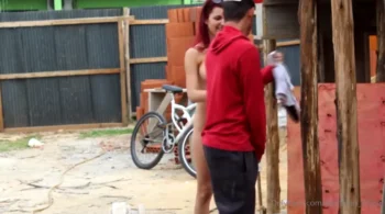 Rolou na internet umas pernas se rebolando com o trabalhador na obra
