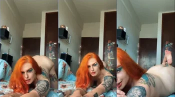 Safadinha Neter Sg deitadinha de barriguinha pra baixo, toda à vontade!