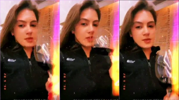 Samyof vídeo hot da gata relaxando com um vinho