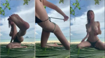 Sua amiga se despindo do biquíni na praia