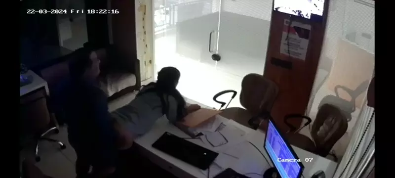 Vazou na internet o chefe pegando a cliente no escritório!