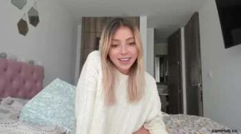 A Imaliciawonder nesse vídeo aparece de calcinha na cama, cheia de marra e cheia de luxo!