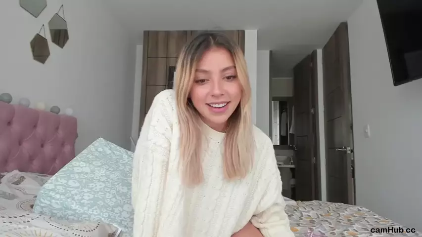 A Imaliciawonder nesse vídeo aparece de calcinha na cama, cheia de marra e cheia de luxo!
