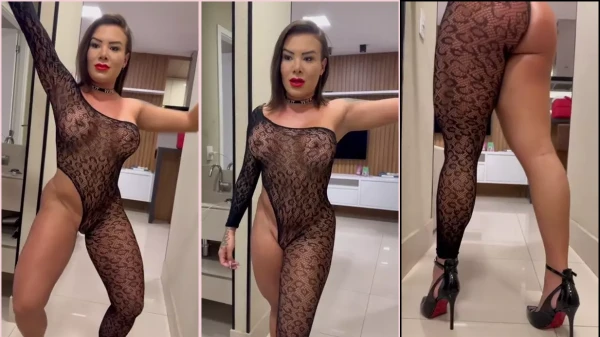 A mulher do Dessinha, toda gata de meia-calça preta e com o bundão bem gostoso!