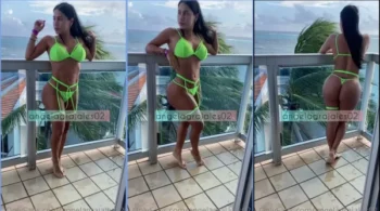 Angela Grajales soltou um vídeo safado na varanda do hotel, se exibindo toda