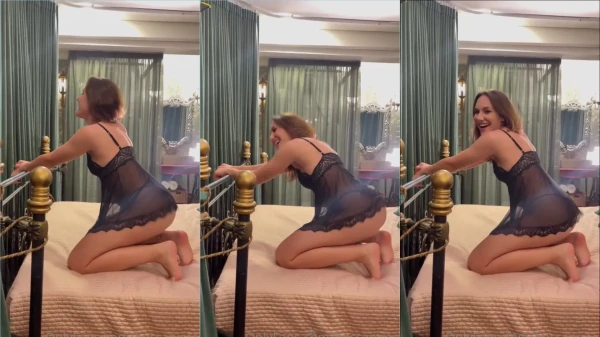 Becca Pires fazendo um vídeo quente, toda linda de babydoll, se jogando na cama!