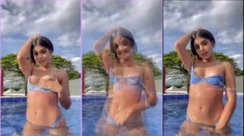 Cami Martines, a teen provocante, esbanjando sorrisos na piscina enquanto se toca