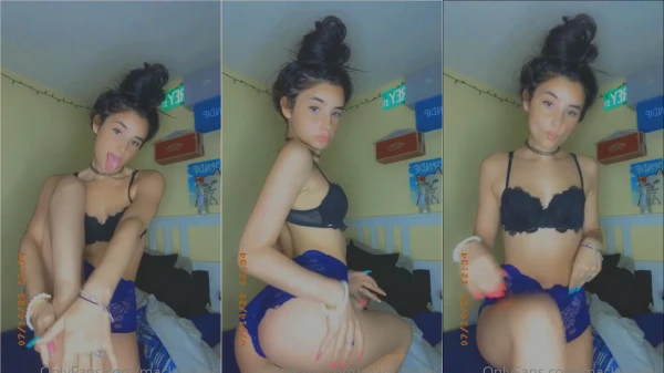 Cena real da Mackenzie Jones só com a calcinha, sutiã e calcinha!