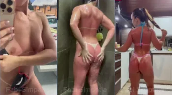 Dá uma olhada na Fabi Simpatia se banhando toda nua!