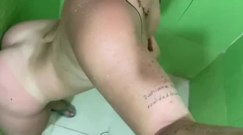 Dahia Jaramillo fez um vídeo safadinho embaixo do chuveiro