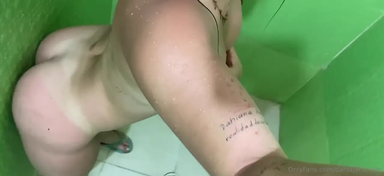 Dahia Jaramillo fez um vídeo safadinho embaixo do chuveiro