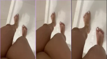Juliana Mova revelando seu banho delicioso