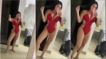 Laura Rodriguez de maiô vermelho, se mostrando toda ousada