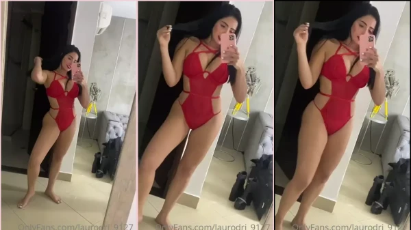 Laura Rodriguez de maiô vermelho, se mostrando toda ousada