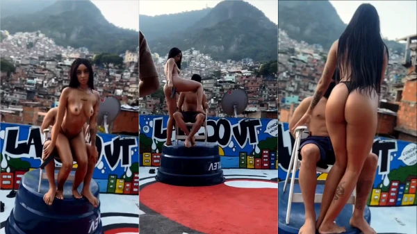 Negrastransando acabou viralizando na internet peladona, com as teta à mostra na favela
